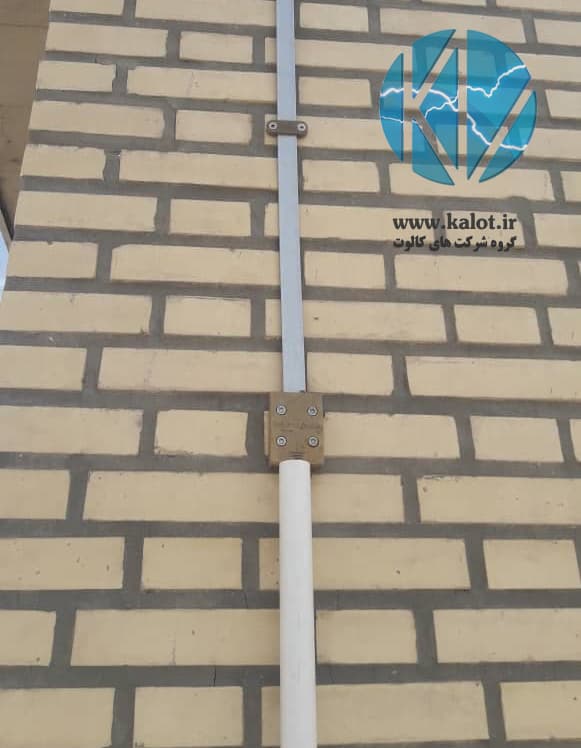 نصب سکسیونر برنجی جهت امکان قطع و وصل سیستم صاعقه گیر،از سیستم زمین