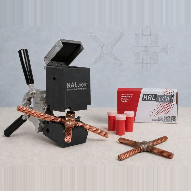 قالب گرافیتی جوش احتراقی KALweld همراه با انبر نگهدارنده، جعبه پودر جوش، سه کپسول پودر و نمونهٔ اتصال چهارراهه کابل مسی