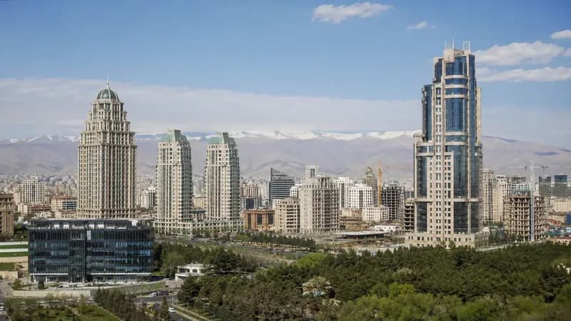 خط آسمان شهر با چند برج بلندمرتبه و کمربند سبز میان ساختمانها